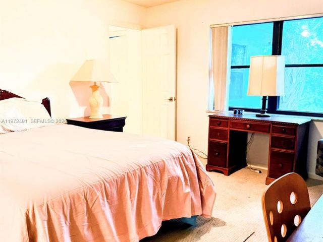 Дом в аренду по адресу 766 NW 24th Ave - фото 7476271