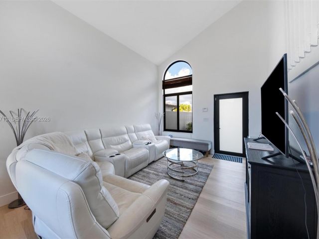 Продажа дома по адресу 1140 SW 85th Ct - фото 7524558