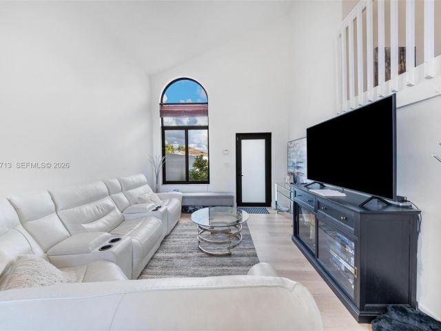 Продажа дома по адресу 1140 SW 85th Ct - фото 7524559