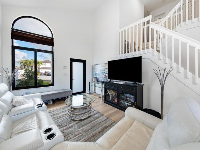 Продажа дома по адресу 1140 SW 85th Ct - фото 7524560