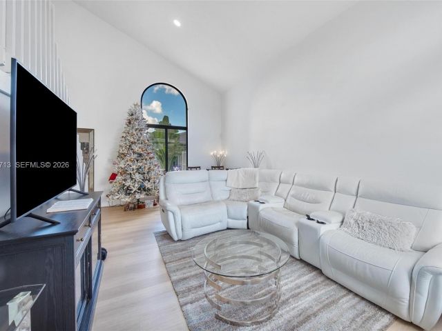 Продажа дома по адресу 1140 SW 85th Ct - фото 7524563