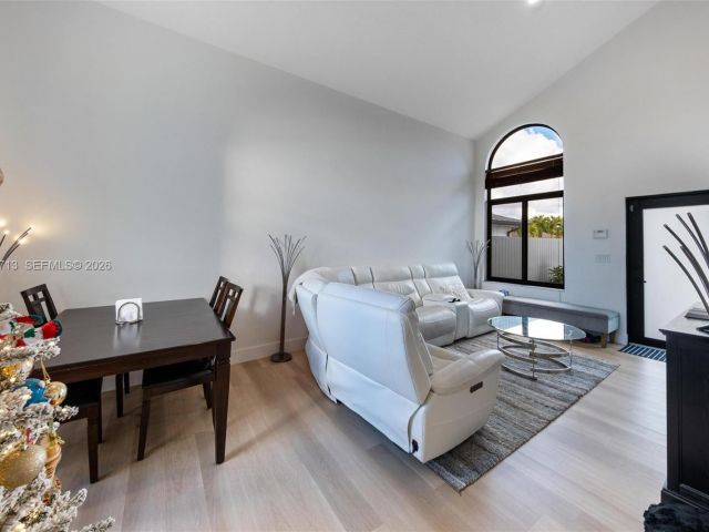 Продажа дома по адресу 1140 SW 85th Ct - фото 7524565