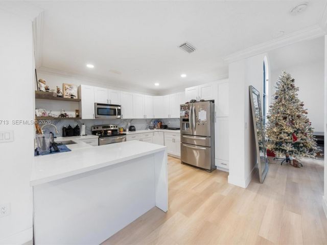 Продажа дома по адресу 1140 SW 85th Ct - фото 7524568