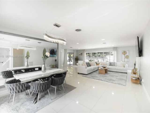 Продажа дома по адресу 2121 NE 62nd St - фото 7482368