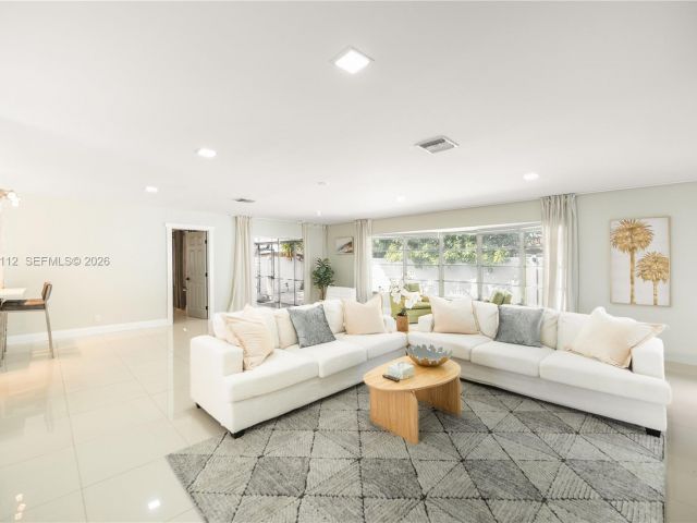 Продажа дома по адресу 2121 NE 62nd St - фото 7482369