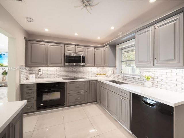 Продажа дома по адресу 2121 NE 62nd St - фото 7482370