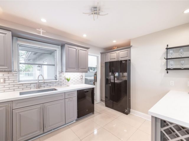 Продажа дома по адресу 2121 NE 62nd St - фото 7482371