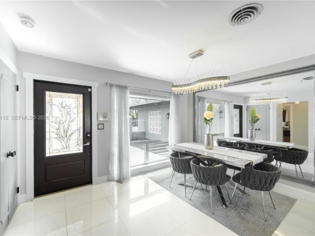 Продажа дома по адресу 2121 NE 62nd St - фото 7482372