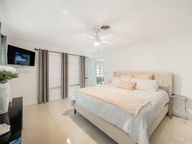 Продажа дома по адресу 2121 NE 62nd St - фото 7482375