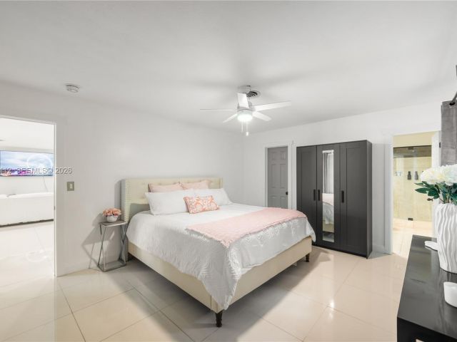 Продажа дома по адресу 2121 NE 62nd St - фото 7482376