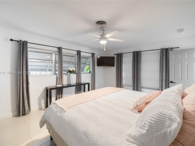 Продажа дома по адресу 2121 NE 62nd St - фото 7482377