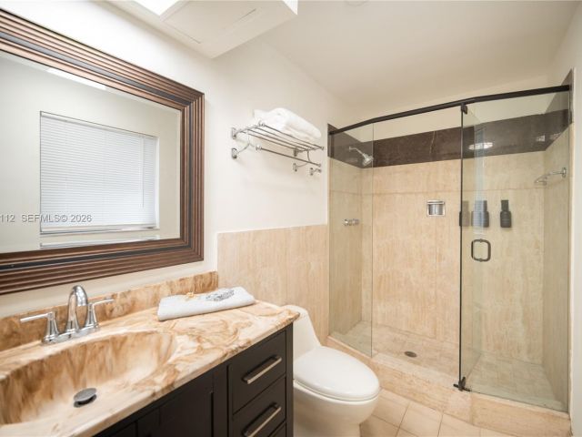 Продажа дома по адресу 2121 NE 62nd St - фото 7482378