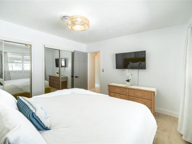 Продажа дома по адресу 2121 NE 62nd St - фото 7482380