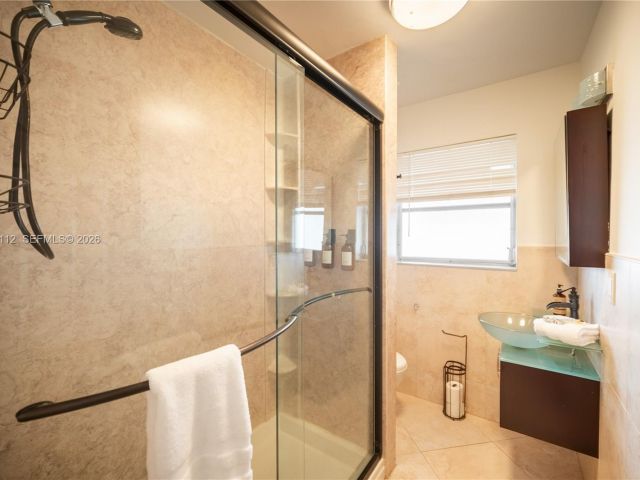 Продажа дома по адресу 2121 NE 62nd St - фото 7482381