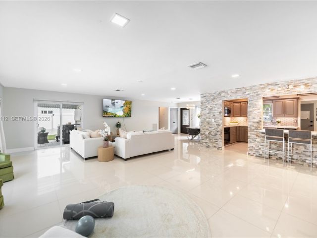 Продажа дома по адресу 2121 NE 62nd St - фото 7482384