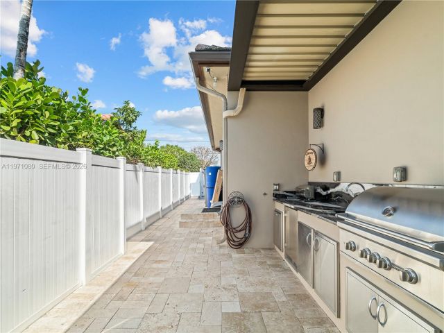 Продажа дома по адресу 2512 SE 9th St - фото 7521662