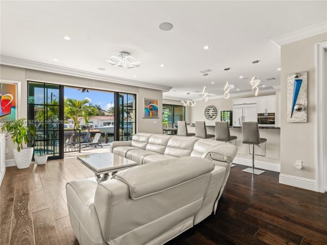 Продажа дома по адресу 2512 SE 9th St - фото 7521666