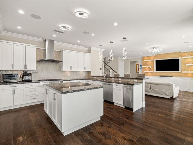 Продажа дома по адресу 2512 SE 9th St - фото 7521671