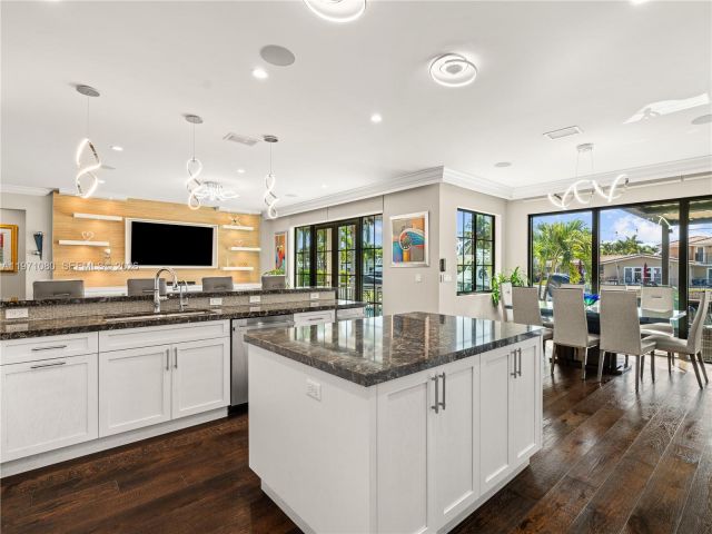 Продажа дома по адресу 2512 SE 9th St - фото 7521672