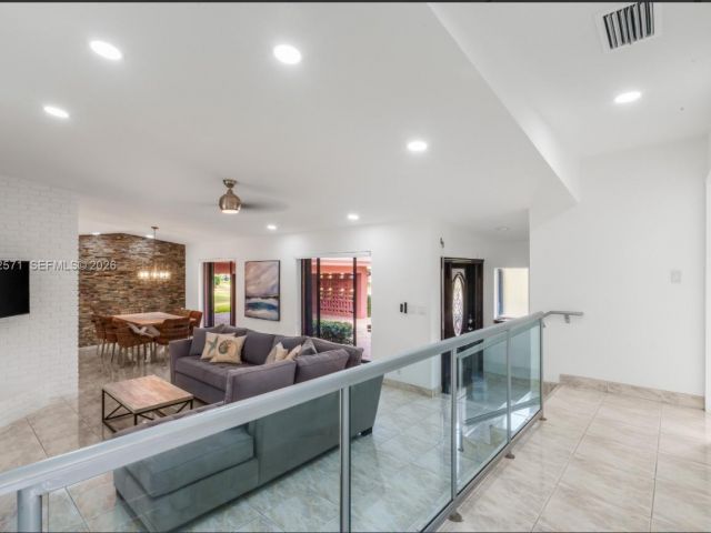 Продажа дома по адресу 811 N Highland Dr - фото 7474826