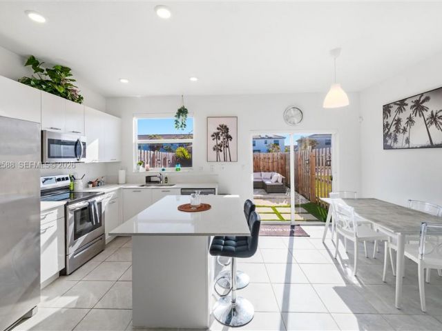 Продажа дома по адресу 12245 NW 24th Pl - фото 7520916