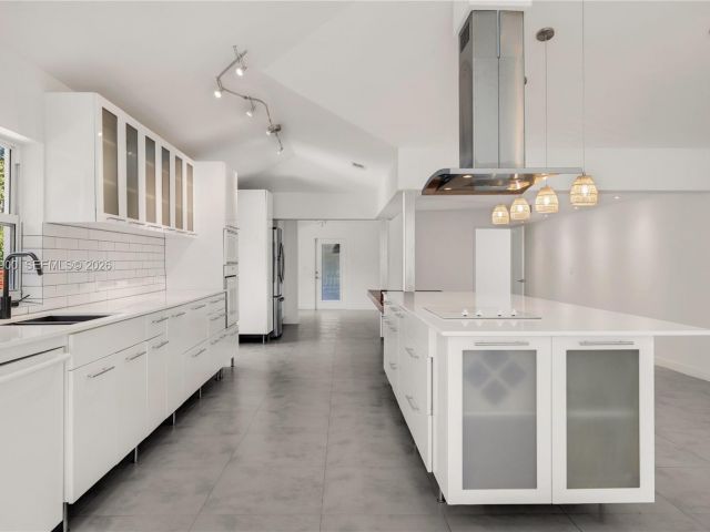 Дом в аренду по адресу 801 NE 118th St - фото 7504746