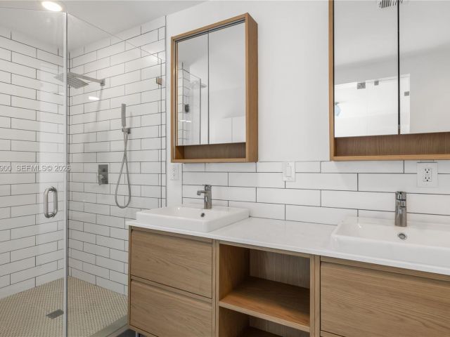 Дом в аренду по адресу 801 NE 118th St - фото 7504755