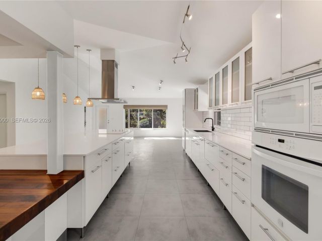 Дом в аренду по адресу 801 NE 118th St - фото 7504759