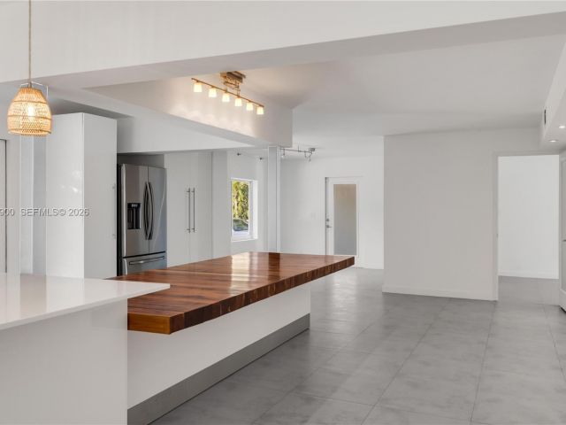 Дом в аренду по адресу 801 NE 118th St - фото 7504760