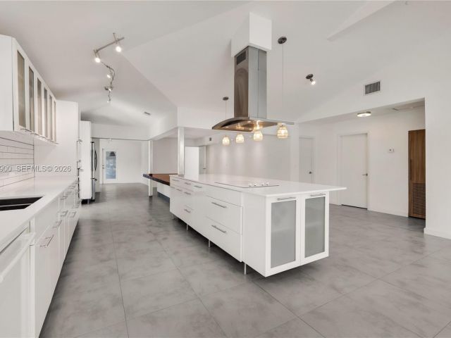 Дом в аренду по адресу 801 NE 118th St - фото 7504765