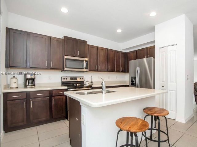 Продажа дома по адресу 3327 NW 10th Ave - фото 7535603