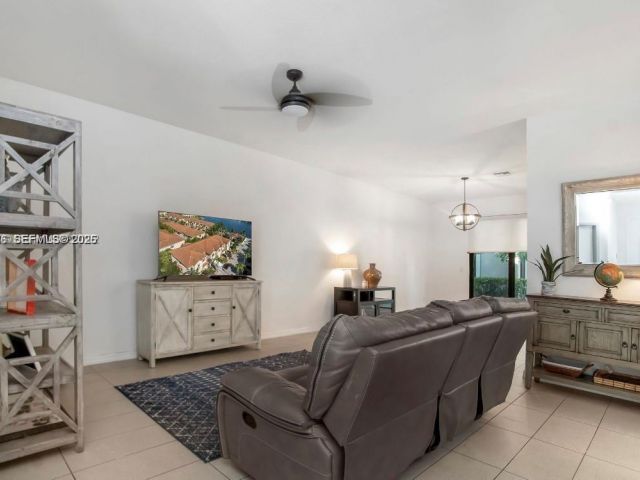 Продажа дома по адресу 3327 NW 10th Ave - фото 7535604