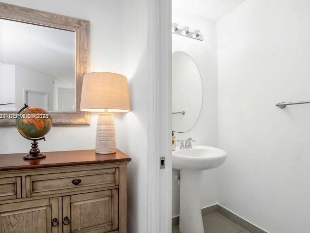 Продажа дома по адресу 3327 NW 10th Ave - фото 7535609