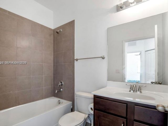 Продажа дома по адресу 3327 NW 10th Ave - фото 7535611