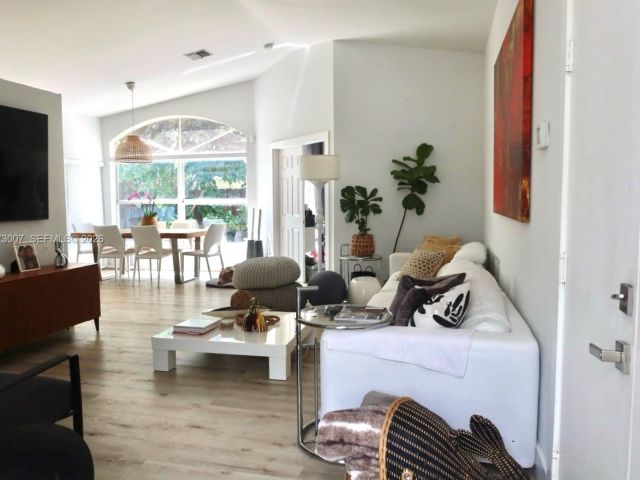 Продажа дома по адресу 5862 NW 113th Pl - фото 7486149