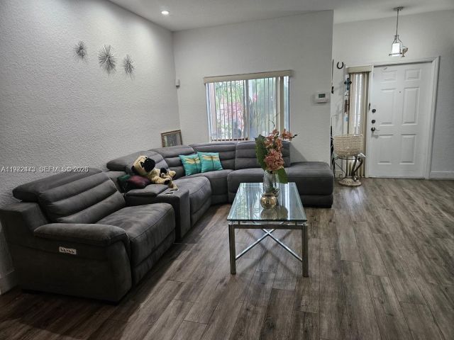 Дом в аренду по адресу 718 SE 12th Ter . - фото 7531862