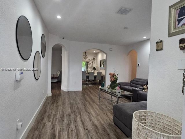 Дом в аренду по адресу 718 SE 12th Ter . - фото 7531873