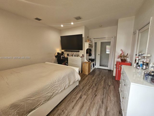 Дом в аренду по адресу 718 SE 12th Ter . - фото 7531874