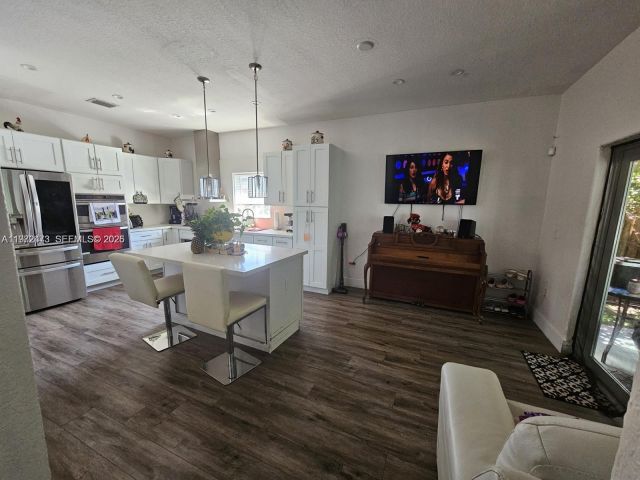 Дом в аренду по адресу 718 SE 12th Ter . - фото 7531878