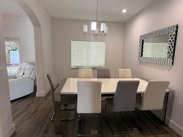 Дом в аренду по адресу 718 SE 12th Ter . - фото 7531880