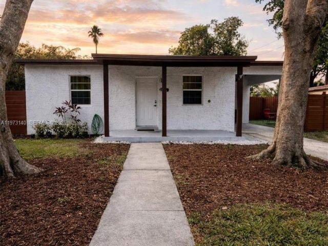 Дом в аренду по адресу 133 SW 22nd Ter - фото 7483577