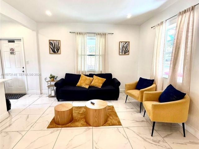 Дом в аренду по адресу 133 SW 22nd Ter - фото 7483578