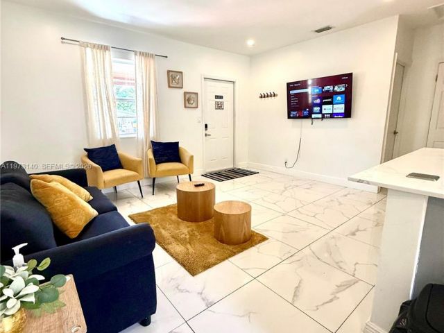 Дом в аренду по адресу 133 SW 22nd Ter - фото 7483579