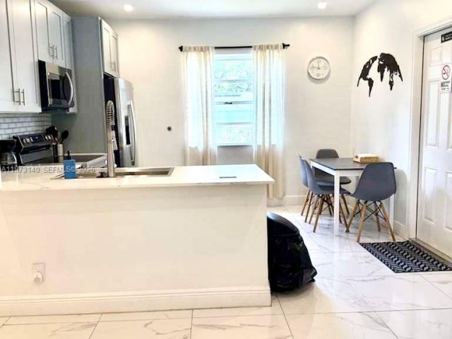 Дом в аренду по адресу 133 SW 22nd Ter - фото 7483580