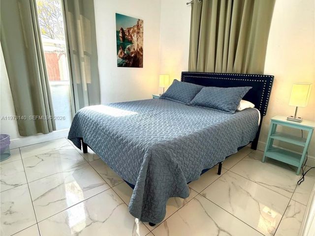 Дом в аренду по адресу 133 SW 22nd Ter - фото 7483582