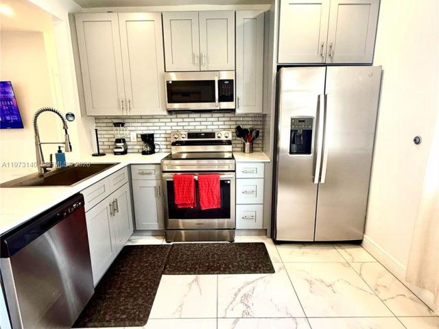 Дом в аренду по адресу 133 SW 22nd Ter - фото 7483583