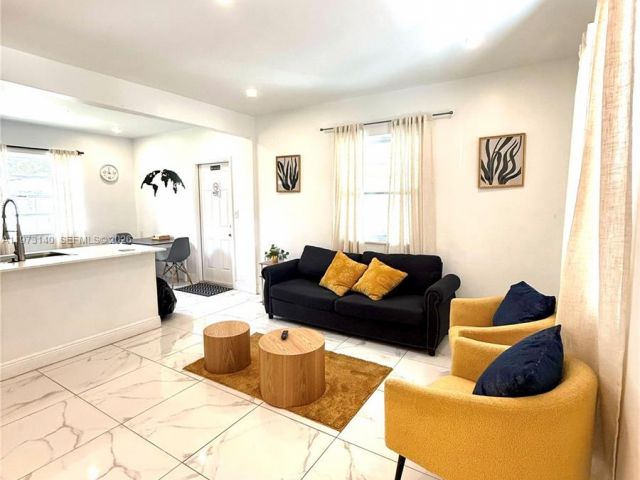 Дом в аренду по адресу 133 SW 22nd Ter - фото 7483584