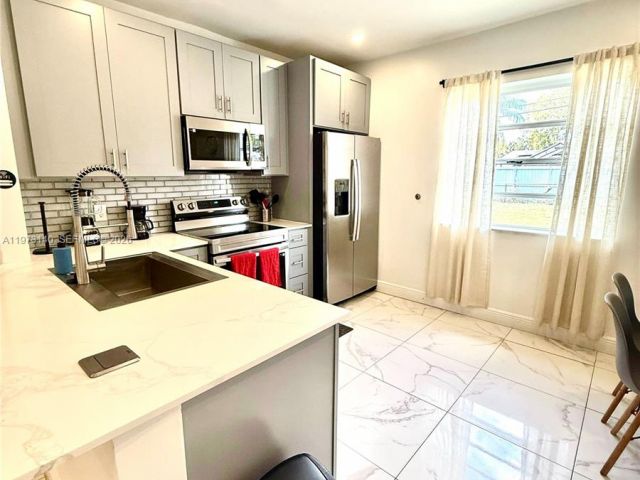 Дом в аренду по адресу 133 SW 22nd Ter - фото 7483585