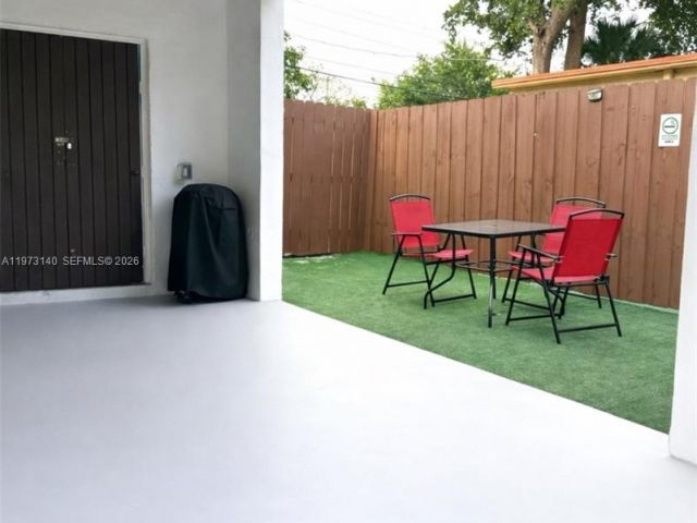 Дом в аренду по адресу 133 SW 22nd Ter - фото 7483586