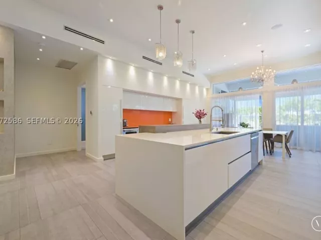 Продажа дома по адресу 1615 NE 196th St - фото 9288020